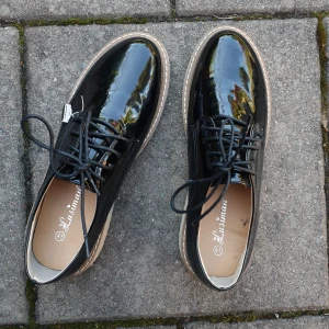 Finskor - Säljer dessa underbara lackade derbyskorna som liknar Dr Martens låga modell. Köpte dom nyss från en vintagebutik men dom var tyvärr för små så säljer de nu vidare. De är märkta 41 men skulle snarare säga att de är en 40! De är i fin kvalité ❤