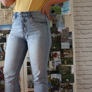 High waist jeans - Vintage fit cropped. Bekvämt material och ett par som lätt blir en favorit. Tyvärr är dem en anning för små för mig därmed säljer jag dem till någon som kan ha större glädje av dem. Köparen står för frakt. 😄💛 Kontakta mig vid oklarheter eller fråga
