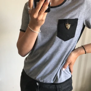 Drömmig sommarTopp✨ - En förvåningsvärt fin tröja ifrån wish! Materialet är super skönt och passformen ännu bättre! Modellen är 175cm lång och toppen (såsom tyvärr inte har någon specifik storlek) sitter som en smäck💃 