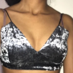 Croptop - En jättesnygg crop topp i velvet från Bikbok. Frakt ingår!