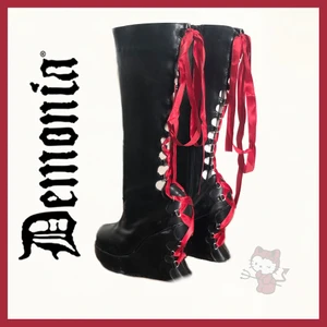 Demonia bravo-106 - Demonia kängor med korsett thing baktill med annorlunda klack! Använda 1-2 gånger till fotografering. Klackhöjd; 12,5cm. 🌹 nypris 1400kr