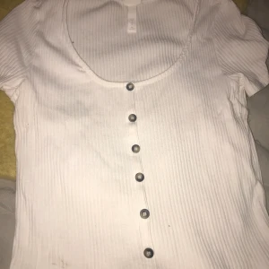 Vit knapptröja - Vit knapptrycks från hm i nyskick och bara använts ett antal gånger men i väldigt bra skick