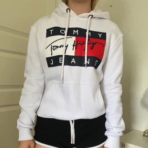Tommy Hilfiger hoodie💗 - super fin & skön hoodie från Tommy Hilfiger. Använd fåtal gånger så därför super bra skick.⚡️⚡️ Frakt tillkommer 📦  (skriv för fler bilder) Flera intresserade, buda från 55kr❤️ HÖGSTA BUD: 200 + frakt (budgivningen skrev privat)