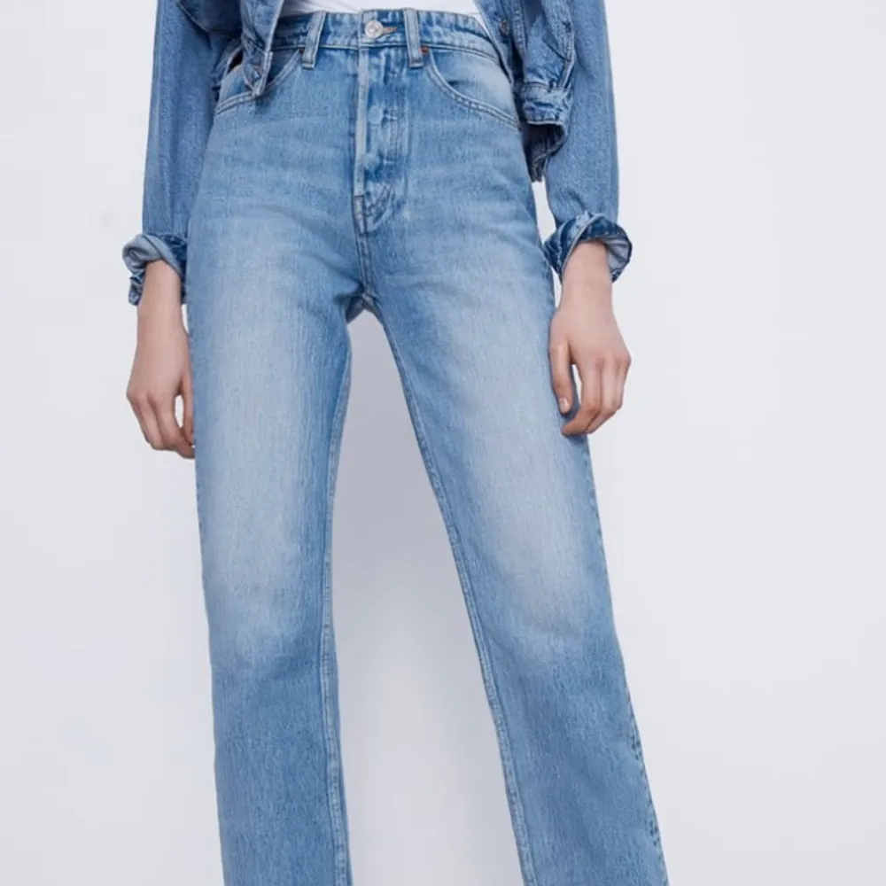 Ett par raka jeans från zara. Dessa är inte identiska med de jag har, men hittar ingen bild på dem då jag tror de är slutsålda, men de liknar mycket. Jättebra skick, bara använda ett par fåtal gånger. Säljer pga fel storlek.. Jeans & Byxor.