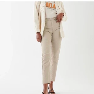 Dagny Mom Jeans - Säljer mina dagny mom jeans, orginal pris 599kr säljer för 300+frakt 50kr använda 1 gång