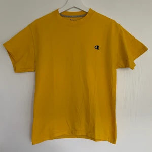 Champion T-shirt - Gul vintage champion t-shirt i storlek M. Köpt secondhand men är i väldigt fint skick. Passar storlek S/M beroende på hur man vill att den ska sitta. Pris: 150kr + frakt (60kr).