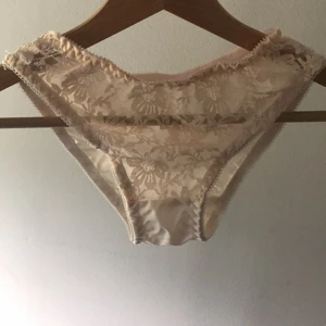 Nya underkläder - Superfina underkläder i vintage stil! Helt nya i en creme vit färg med superfint spets decor! Passar en XS eller 34💕 FRÅN 90-TALET SÅ GÅR ONTE STT KÖPA LÄNGRE! 90kr inkluderad frakt🌸