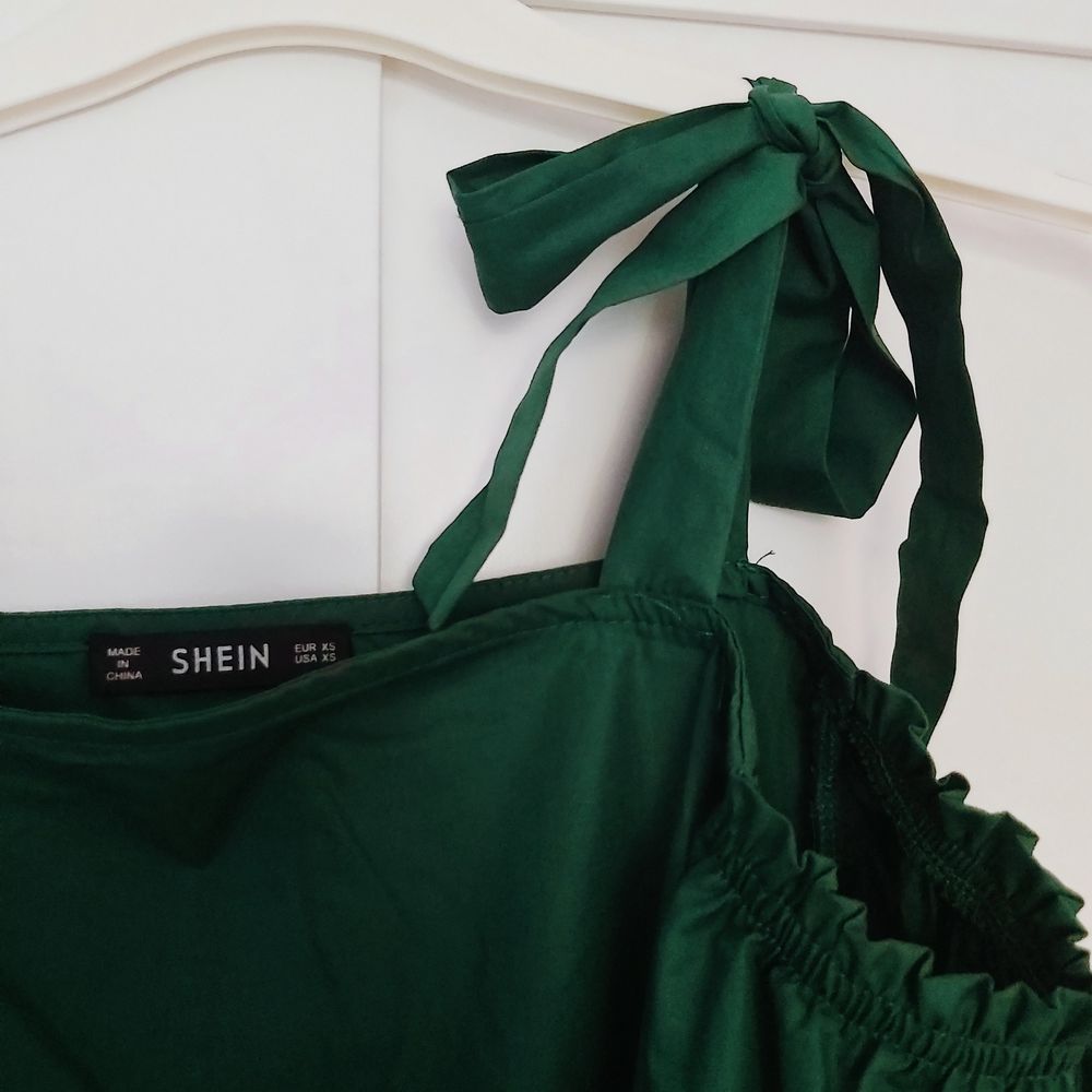 Emeraldgrön klänning från SHEIN. Köpt på Plick men pbomullassade inte mig riktigt. Den är oanvänd och passar en i storlek xs-s. Justerbara axelremmar 🌿 65% polyester 35% . Klänningar.