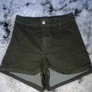 Gröna shorts från H&M - Mörk gröna shorts från H&M! Köpte för 150kr och säljer dom för 40kr + 60kr frakt. Använt någon gång hemma men aldrig mer då dom är för små för mig och passar inte i shorts. 