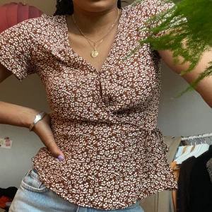 Blommig blus  - Säljer nu min gamla favvotröja! Brun med vita blommor på🌼🤎