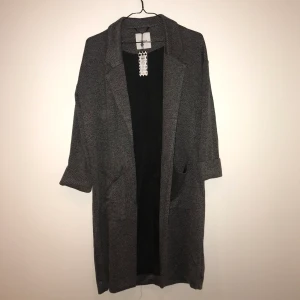 Gråmelerad kappa - Helt ny kappa, superskönt material.