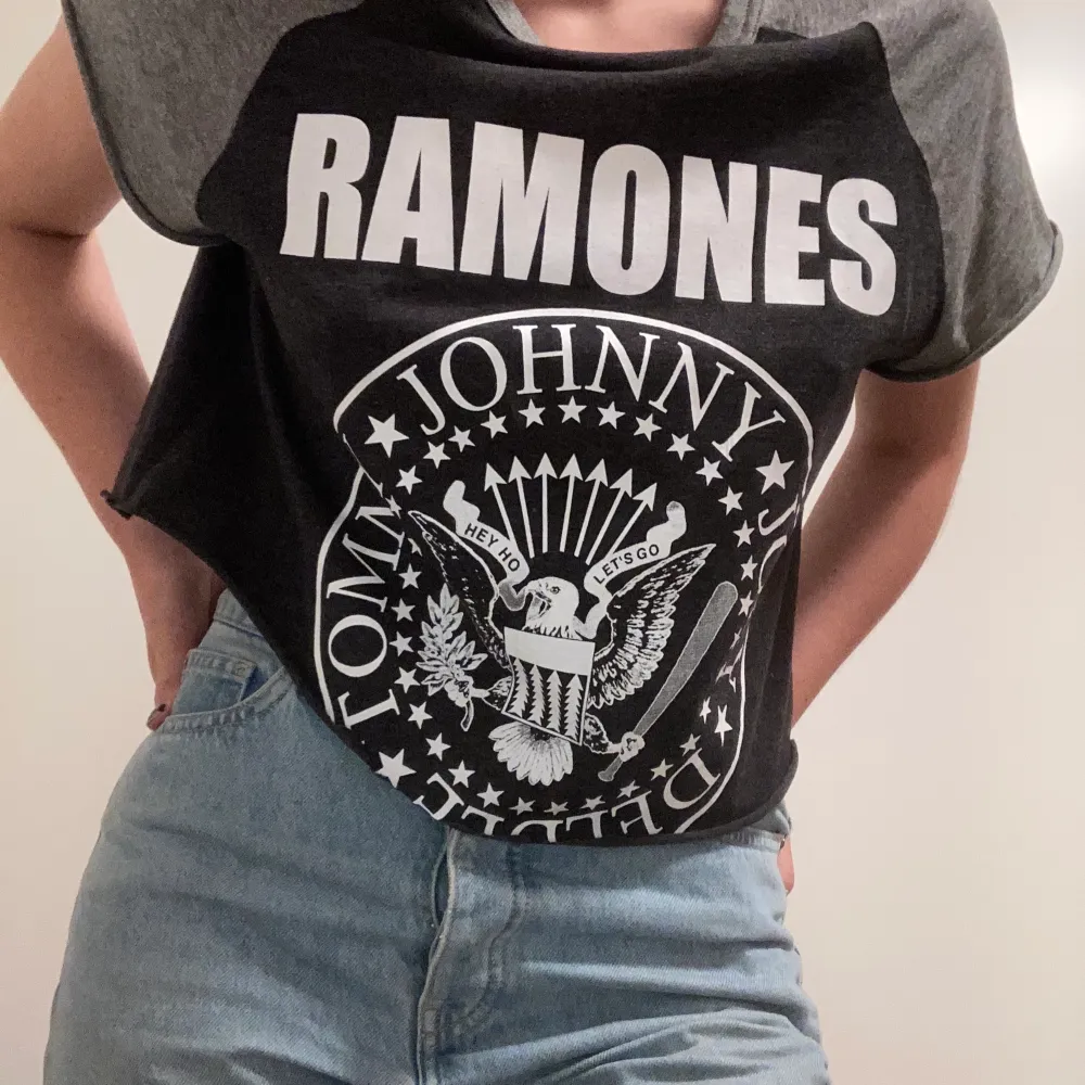 Oversized t-shirt som är avklippt med Ramones tryck. Frakt tillkommer, skriv vid ev. frågor :)). T-shirts.