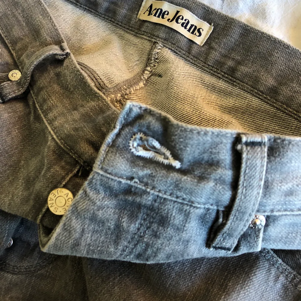 Ett par gråa, raka Acne jeans i herrmodell☺️💞💗As coola men säljer då de är försmå för mig:( Skulle säga att storleken motsvarar en S ungefär, men de går ända ned till marken på mig som är 174! Köptes för 1500kr vintage!💕 350kr + frakt. Jeans & Byxor.