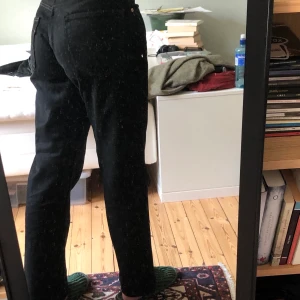 Svart levis jeans - Lite baggy svarta levis jeans. Super trendiga och snygga! Passar s-m.