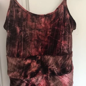 Linne!! - Jätte fint linne som skulle passar perfekt till en tight svart kjol!! Säljer för 15kr om det är snabb affär! St M