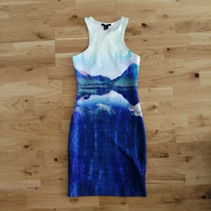 Bodycon klänning  - Använd bara 1 gång och i mycket bra skick. Längd referens, är 160cm lång. 