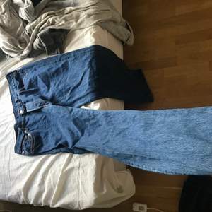 Ett par mörkblå lösa jeans,super fina,köpt secondhand för 400,kom privat för fler bilder 