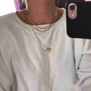  - guldigt, tredelat halsband, så fint nu på sommaren köparen står för fraktkostnaden (11kr) 🎊