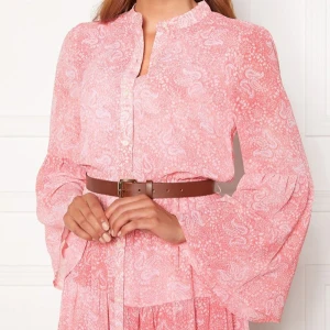 Sunbleached Midi Dress Geranium - Vacker klänning från MICHAEL KORS. - Stum vävd kvalitet - Resår i midja - Avtagbart skärp som medföljer - Knappar framtill  Nypris 2499kr men bud från 500