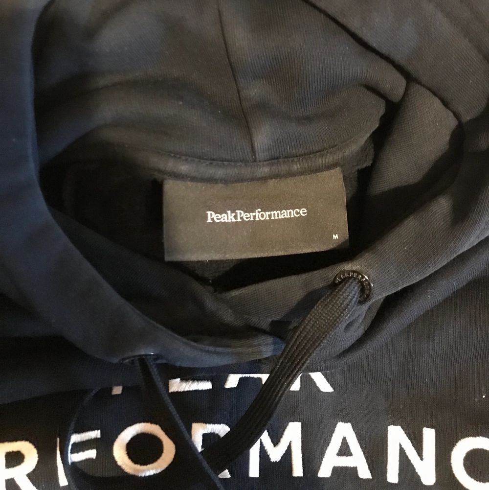 Säljer min hoodie då jag inte använder den längre, den är i väldigt bra skick, den tvättas just nu så det kommer inte va några fläckar på sen, väldigt mysig å skön. Priset kan diskuteras självklart, kan mötas upp i jämtland, annars står köparen för frakt💕. Huvtröjor & Träningströjor.