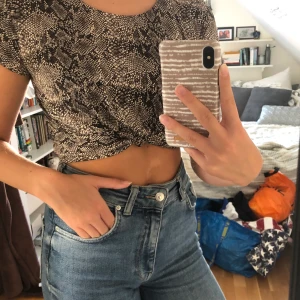 Snake topp - Säljer denna snaketopp köpt för något år sedan! Sitter väldigt bra och materialet är otroligt skönt. Endast använd ett fåtal gånger. Är i storlek xs men passar även s. Frakt tillkommer.