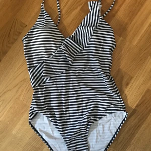 Oanvänd Baddräkt - Helt oanvända badkläder säljes för halva priset. Ville egentligen returnera dom då dom är för små för mig men hemsidan ville ej ta emot returer för just badkläder. Hygienskyddslappen är kvar. 