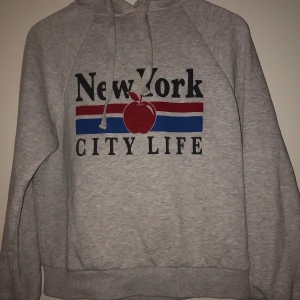 Gina tricot hoodie - Grå Gina tricot hoodie, använt några gånger för längesen.