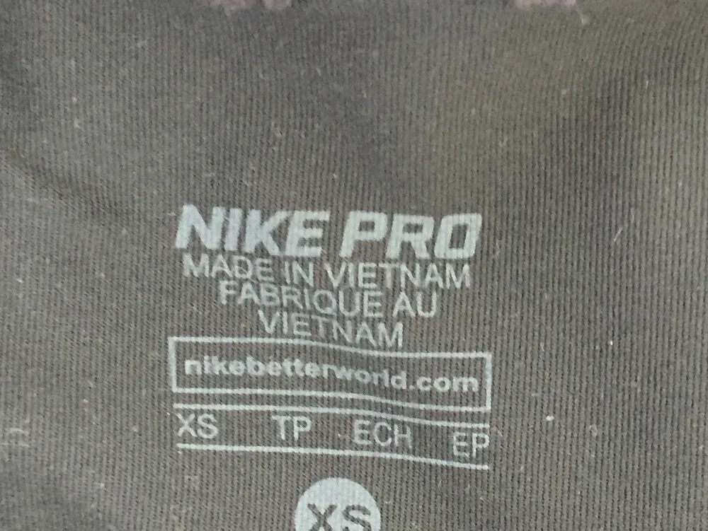 Nike tights 3/4 storlek XS.                                                   Möts upp i Stockholm och tar bara kontanter😊💕. Jeans & Byxor.
