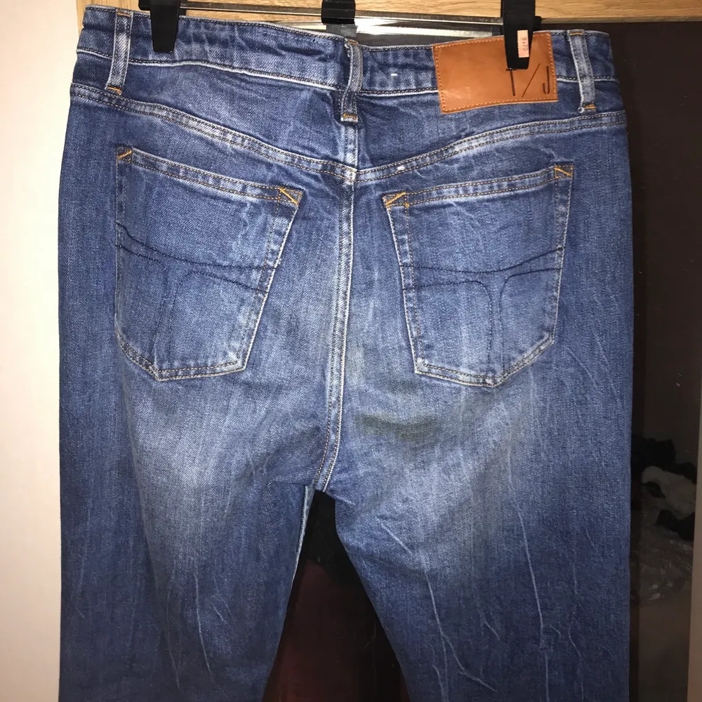 Säljer för att det inte är min personliga stil , använt fåtal gånger . Inga repor eller sönder . (Reporna på byxorna är stilen på jeansen) . Jeans & Byxor.
