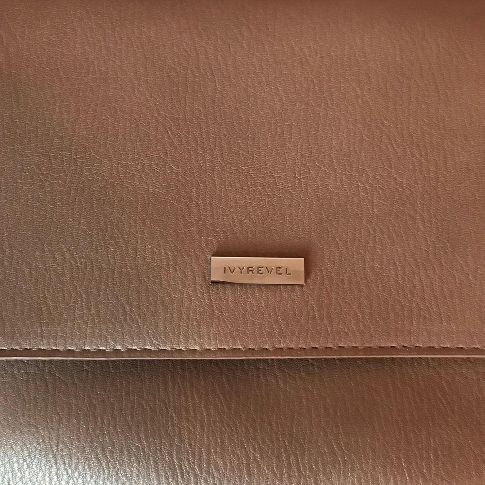 Använd två gånger, så i fint skick! Beige 🌟 stor som ett halvt A4 ungefär, hör av er om ni vill ha mer exakta mått 😇. Accessoarer.