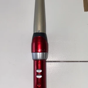 Babyliss - Locktång i fint skick från Babyliss. Använd fåtal gånger och blir varm på typ 30 sekunder. 