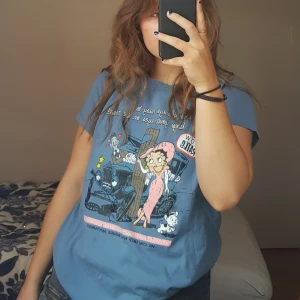 Betty Boop - Jätte fin Betty Boop t-shirt i barn XL. Perfekt skick, priset är 80kr +frakt! Om fler är intresserad får man gärna buda :) Frakten ligger förmodligen på 22kr 💖