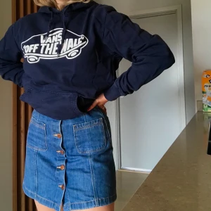 Jeanskjol  - En mörkblå-ish jeanskjol från Hm divided