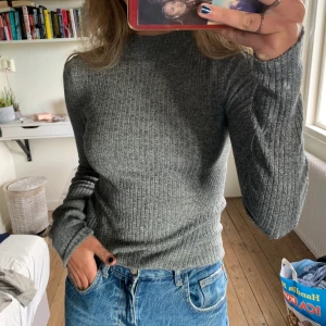 Ribbad tröja - Ribbad tajt tröja från Bershka, aldrig använd. Köparen står för frakt kan annars mötas upp i Stockholm 💕