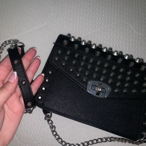 Väska - Skitsnygg nit väska!! Se sista bild för att se några lösa trådar, men inget som stör går att klippa bort. Köpt från stradivarius