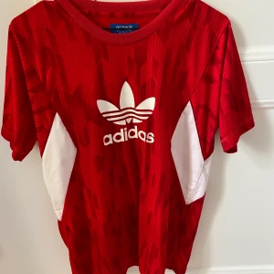 Adidas Originals T-shirt - Inte alls mycket använd. Köptes på Foot Locker för något år sedan. 