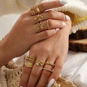 Ringar, smycken  - Säljer dessa ringar som tyvärr var för stora för mig när jag fick hem dem. Jag har en XS/S i strolek på ringar och jag skulle säga dessa passar någon i M/L. Blomringen och ringen längst ned kom tyvärr inte med i paketet. Alla för 50kr + frakt. Bud: 70kr