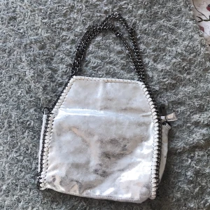 Platino Bag - En väska, jag köpte i Barcelona. Men har aldrig använt den och den är riktigt fin ! 🌺🌺✨ 