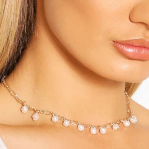 Halsband - Guldigt halsband med vita pärlor!🤍