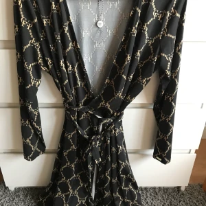 Chiara forthi - Snygg omlottklänning från Chiara Forthi med knytning midjan. Endast använd några gånger så i fint skick!💕