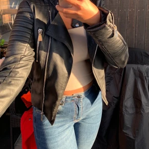 Skinnjacka - En snygg skinnjacka, säljs pga stor storlek. Aldrig använd. Frakt på 63kr tillkommer!🖤
