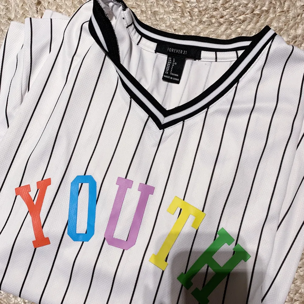 Baseball inspirerat linne med text i silkigt material! Väldigt skön! Köpt på Forever21! Aldrig använt🤗 passar small och medium då den är lite mindre i storleken!. Toppar.