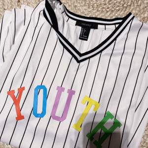 Baseball inspirerat linne med text i silkigt material! Väldigt skön! Köpt på Forever21! Aldrig använt🤗 passar small och medium då den är lite mindre i storleken!