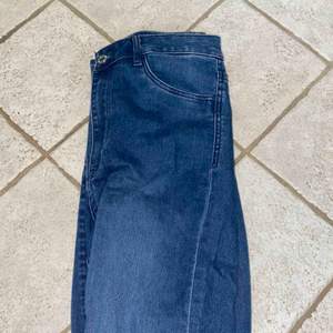 Helt nya jeans stlk 29/32, jätte fina aldrig använda köpta på hm.