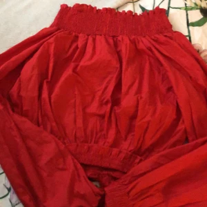 Röd off shoulder - Användning: Ett få antal gånger Frakt tillkommer men kan diskuteras vid köp av andra plagg/ produkter ✨ Priser går också att diskuteras 