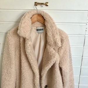 Teddykappa 🧸  - Väldigt fin teddykappa köpt på Chelsea förr förra vintern . Köpt för 900kr och säljer då det inte riktigt är min stil ! 🧸✨💗