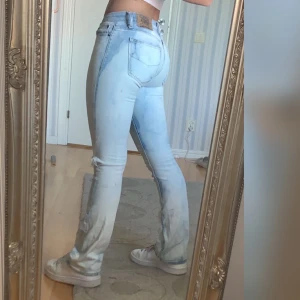 Jeans - Sjukt coola jeans från J.C lite utsvängda i anklarna och hål på ena knät🥰 normal/låg midja i bra skick! (Det är ljuset som gör att de ser lite gula ut i anklarna)