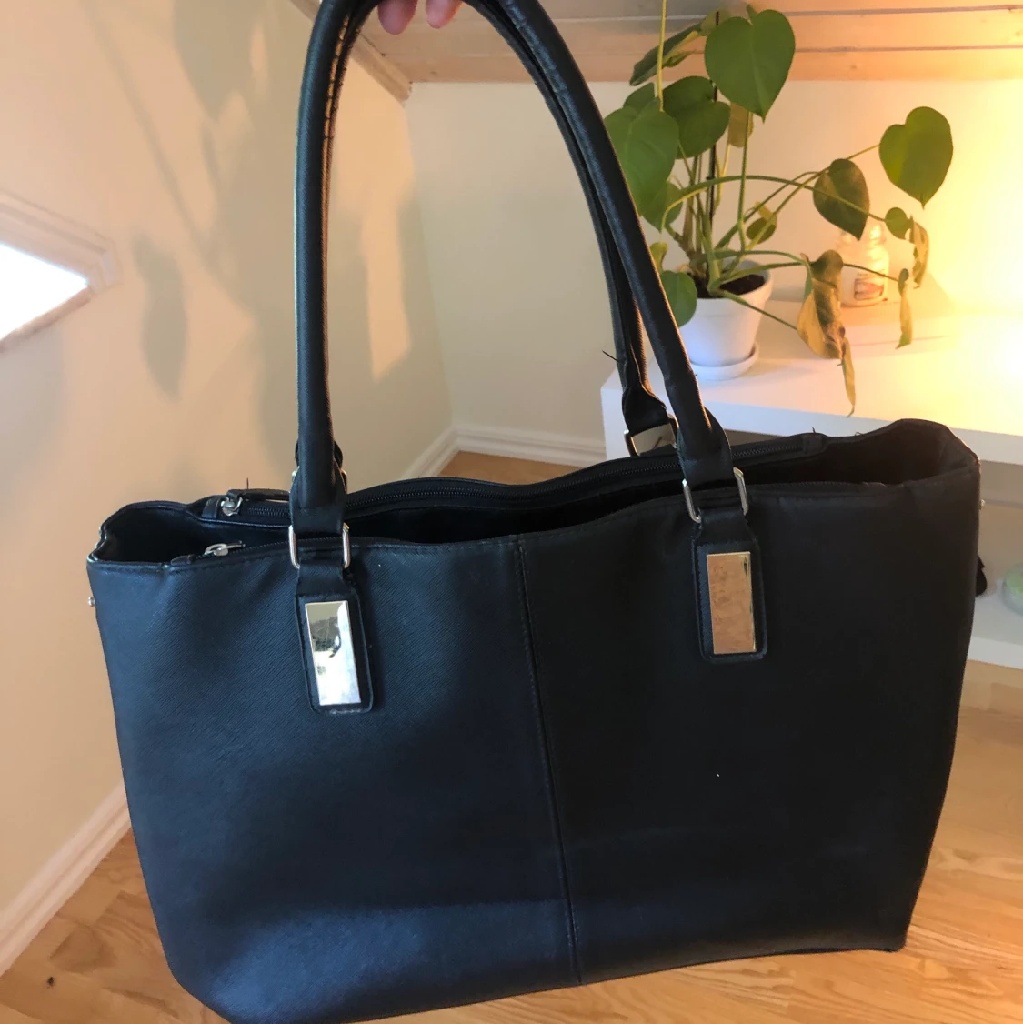 Svart större handväska