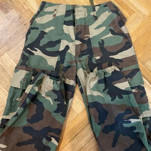 Cargo pants - Cargo pants i khaki färg och militär mönster. Köpte den från UK och tyvärr passar den inte mig längre därav säljer jag dessa. Storlek 30 (inte i EU Size) passar 38. Säljer den för 150kr inklusive frakt