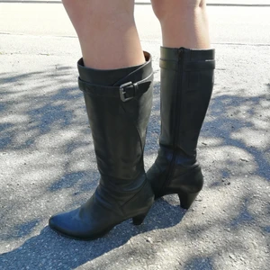 Stövlar från Ecco - Klassiska stövlar i läder, säljs på grund av att dem inte passar. Köpta second hand och frakt ingår i priset. 